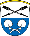 Gemeinde Gstadt a.Chiemsee Geteilt von Silber und Blau; oben zwei schräg gekreuzte schwarze Ruder, unten zwei silberne Seeblätter mit verschlungenen Stielen.