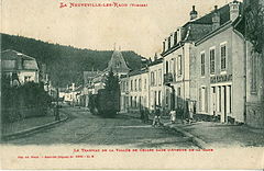 LA NEUVEVILLE-LES-RAON - Le tramway de la vallée de Celles dans l'avenue de la gare