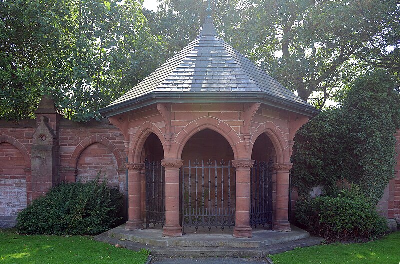 File:Western shelter, screen wall, Stanley Park.jpg