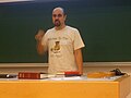 אמיר אהרוני בהרצאתו "תוכנה חופשית, תרבות חופשית והקשר שלהן לוויקיפדיה"