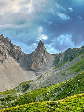 La pointe Émilienne au milieu du col du Fruit vus depuis le nord.