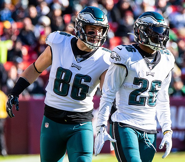 Ertz alongside Miles Sanders in a game against the Washington Redskins