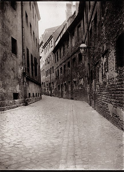 File:Zille, Heinrich - Krögel und Altberliner Höfe, Krögelgasse nach Norden (Zeno Fotografie).jpg