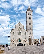 "Die Kathedrale von Trani ist eines der wichtigsten Beispiele der apulischen romanischen Architektur" 02.jpg