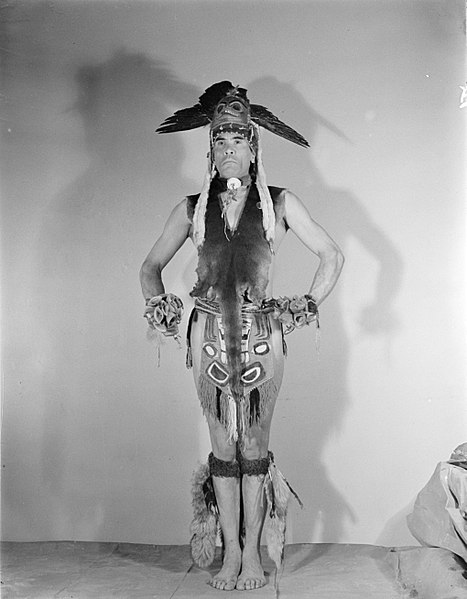 File:'Danse du Masque' Indiaanse danser, staand, met dierenvel en gevleugeld masker, Bestanddeelnr 190-0790.jpg