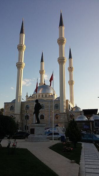 File:Çayırlı Yeni Camii ve Atatürk Heykeli.jpg