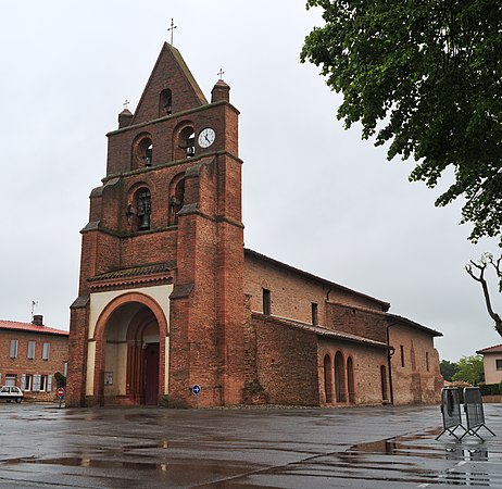 Français : Église de Fontenilles par temps pluvieux