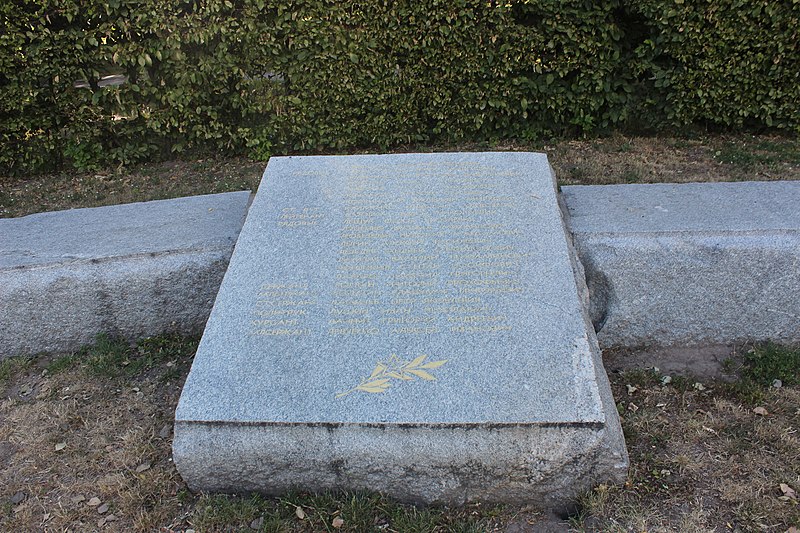 File:Братські могили (17) радянських воїнів IMG 1025.jpg