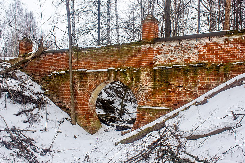 File:Ограда кладбища в Николо-Погосте, северная арка, 2020-02-16.jpg