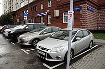 Типичная московская парковка на пересечении улицы Буженинова и Преображенской площади.