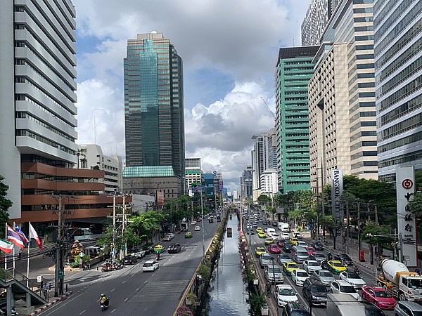 Khlong Sathon (in the middle), paralleling with Sathon Road