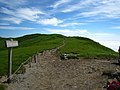 ごくらく平 山頂は背後