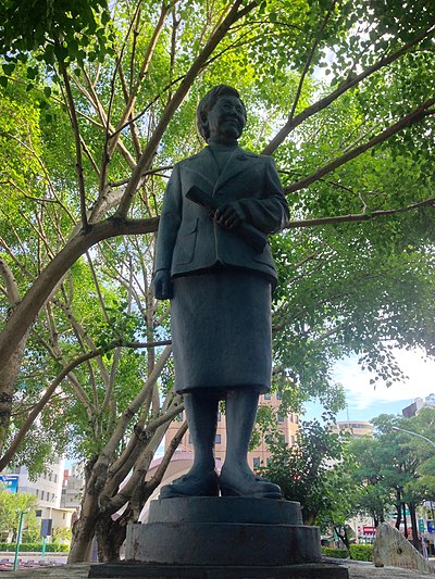 聳立在嘉義市中正公園的「許世賢銅像」是為了紀念許家班的創始人許世賢市長
