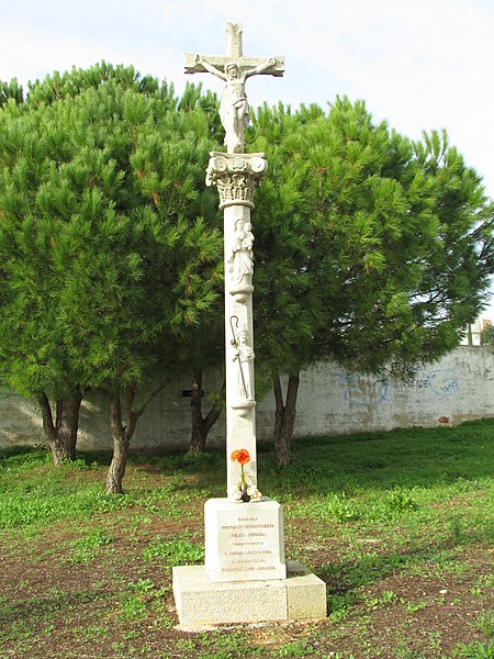 File:07-12-2016, Wayside cross, Albufeira.JPG