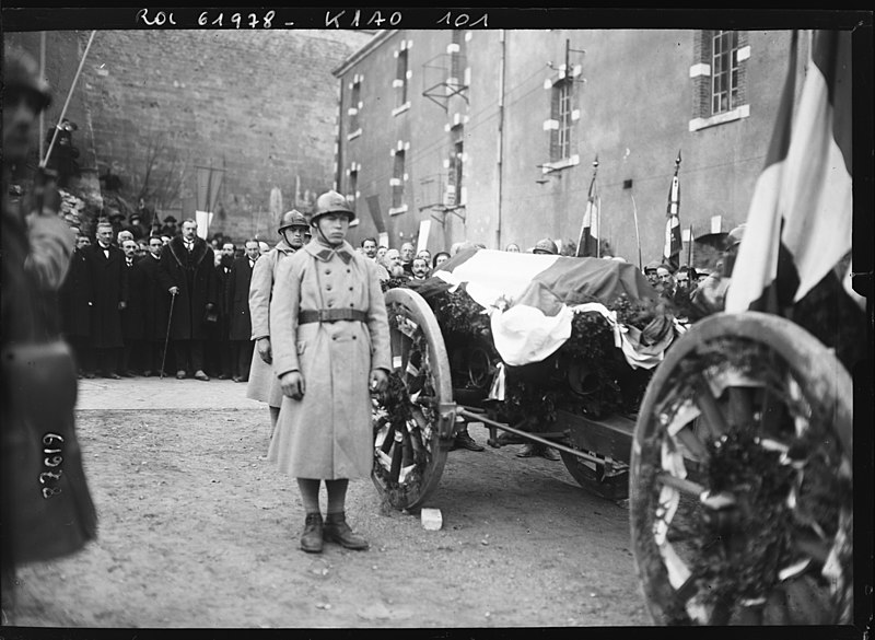 File:10-11-20, Verdun, transport de la bière contenant le soldat inconnu.jpg