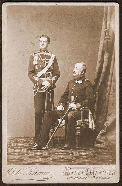 File:1860er Atelieraufnahme Ernst August, Kronprinz von Hannover, mit seinem Vater König Georg V., Kabinettformat, Fotograf Otto Kamm, Linden-Hannover, Deisterstrasse 1 (Ihmenbrücke).jpg