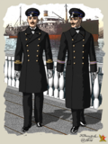 Links een junior assistent-kapitein in gewoon uniform, rechts een senior monteur in een jas (1899).