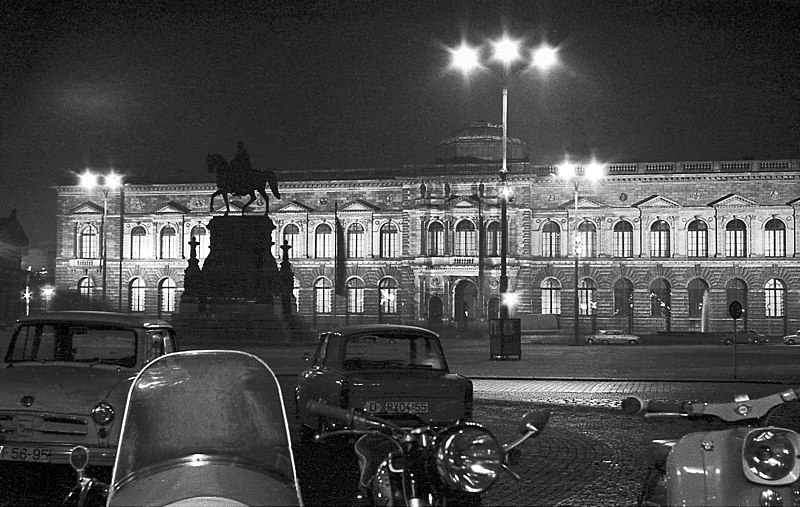 File:19691006140NR Dresden Theaterplatz Gemäldegalerie.jpg