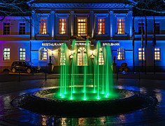 Beleuchteter Springbrunnen während der (W)Einkaufsnacht Illuminated fountain while special shopping night