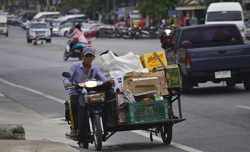 File:201304051705a Khao Lack Straßenszene.jpg