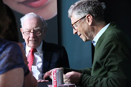 Buffett playing cards with Bill Gates at Borsheims during the 2018 shareholder's weekend