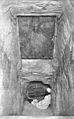 Entrée du couloir ascendant : embranchement par le plafond du couloir descendant montrant la face du premier bouchon de granite (1910).