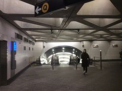 Vestibule for the two sets of escalator entrances at Entrance 2 86 St 2 Av Jan 2017 27.jpg