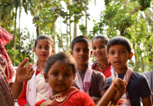 Un gruppo di Husori per l'occasione dell'Assamese Bohag Bihu nei loro abiti tradizionali.