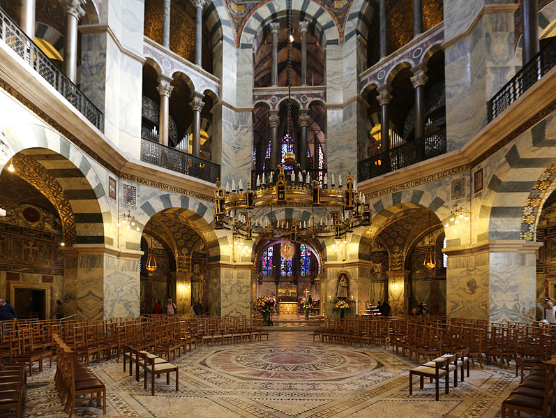 File:Aachen, Innenarchitektur der Pfalzkapelle.jpg