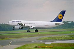 A Lufthansa A300B4-605R repülőgépe leszállás közben