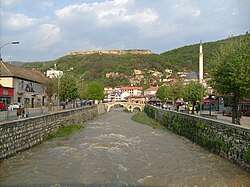 Призренска Бистрица в град Призрен, в далечината се вижда крепостта Приздрияна