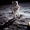 Buzz Aldrin mwezini - Neil Armstrong aliyepiga picha hii anaonekana kwenye dirisha la kofia ya Aldrin