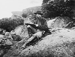 Alfred Waud, artiste et illustrateur américain, photographié en 1863 sur le site de la bataille de Gettysburg. (définition réelle 3 330 × 2 547)