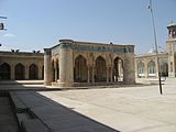 بنای موسوم به خدایخانه در وسط مسجد