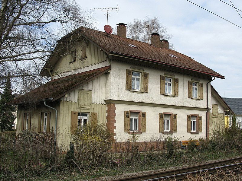 File:Am Bahnhof Kirchzarten.jpg