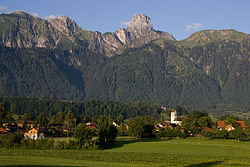 Amsoldingen nedanfor Stockhorn.