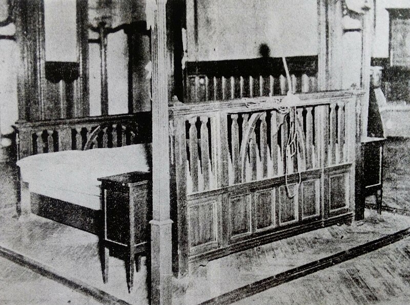 File:Ananda's bed, head side.jpg