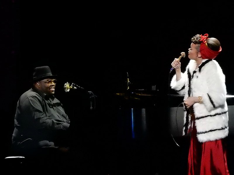 File:Andra Day Singing At The I'm With Her Concert for Hillary Clinton at Radio City Music Hall (25355097092).jpg