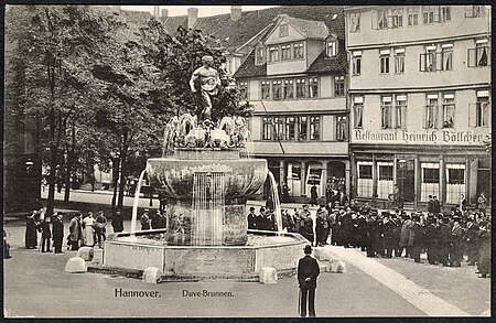 Anonymer Fotograf PC Hannover. Duve Brunnen. Bildseite. Versammlung vor Lange Straße 1 und 2. Bildseite