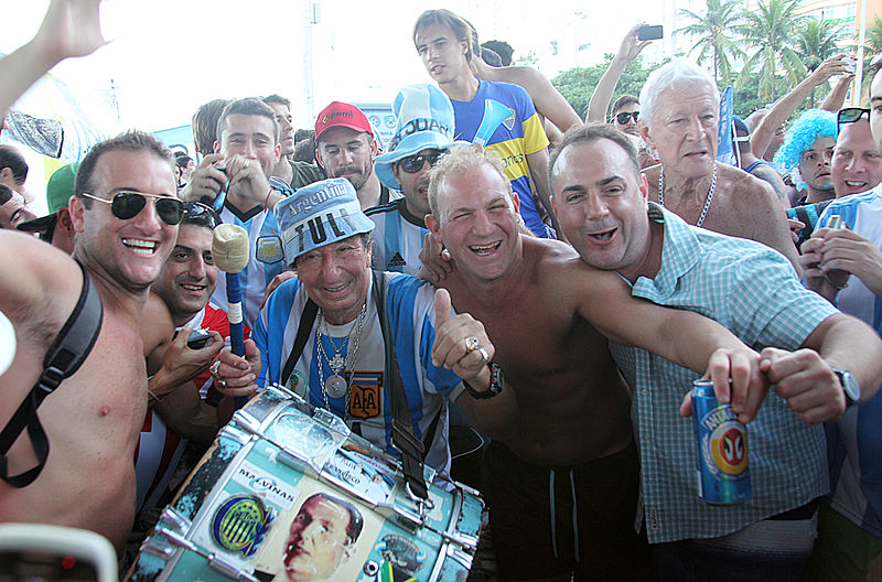 File:Argentinian fans in Rio de Janeiro 04.jpg