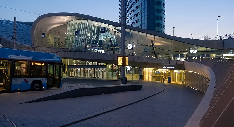 File:Arnhem, plein voor het centraal station IMG 9445 2019-04-22 21.09.jpg