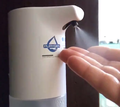 Un distributore automatico di igienizzante liquido spray.