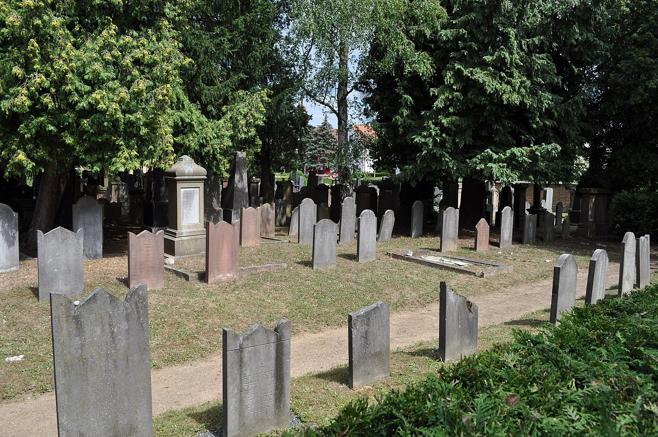 Bad Homburg, jüdischer Friedhof, Gräber (2).JPG