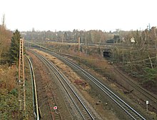 Bahnhof Bochum Nord. Blick von der Lohring-Brücke oberhalb des östlichen Bahnhofskopfs. Links der Bildmitte verlaufen die beiden glänzenden Schienenstränge der Güterbahn DB 2151. Nach rechts zweigt die ehemalige Güterbahn DB 2155 zum ehemaligen Bahnhof Bochum-Weitmar ab.