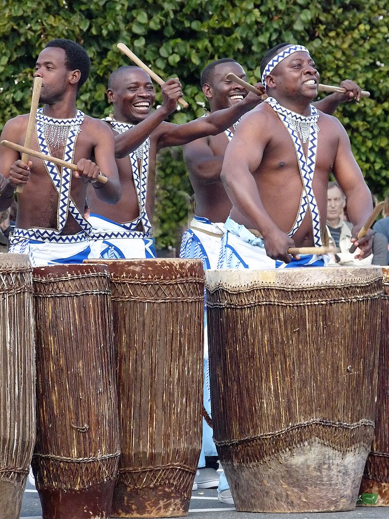 Musique rwandaise 800px-Ballet_national_du_Rwanda-Tambours_%287%29