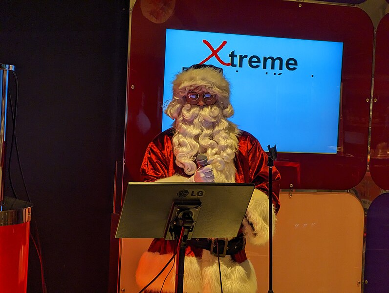 File:Baltic Queen, 20221216, karaoke, ibiza, santa, 41.jpg