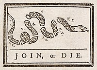 Gadsden flag et Join, or Die : deux drapeaux emblématiques de la révolution, représentés dans le jeu.