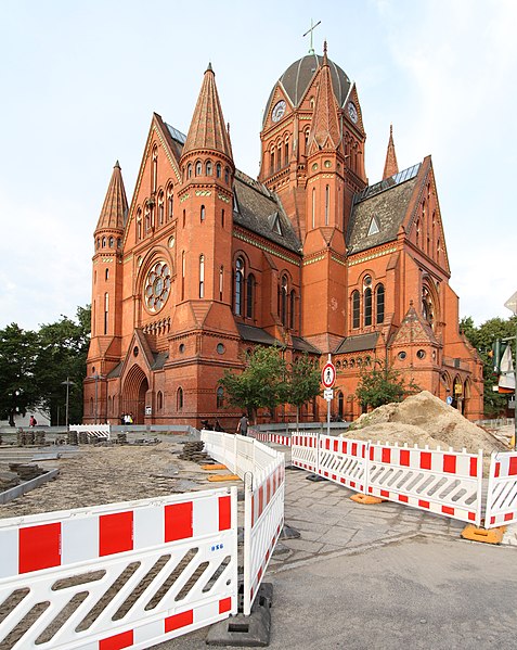 Ngokweenkcukacha:Berlin-Heilig-Kreuz-Kirche-02-2017-gje.jpg