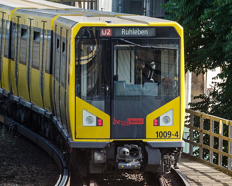 File:Berlin U-Bahn HK Train entering Gleisdreieck Station (Crop) 20130718 2.jpg