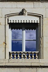 Fenêtre côté gauche avec balustre et mascaron.